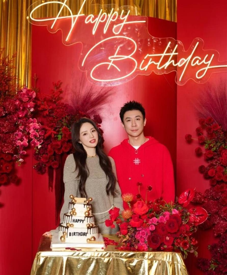 董璇给二婚老公庆生，张维伊都快把董璇给啃了，实在是太夸张了(图2)