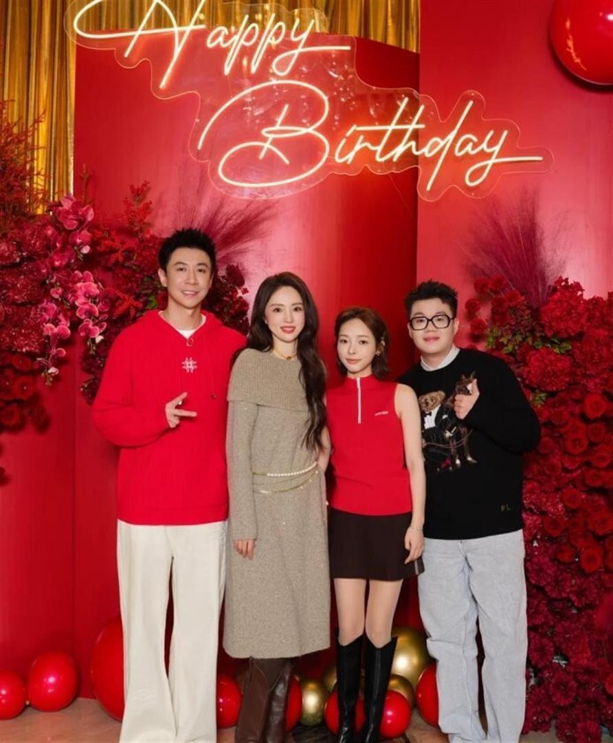 董璇给二婚老公庆生，张维伊都快把董璇给啃了，实在是太夸张了(图5)