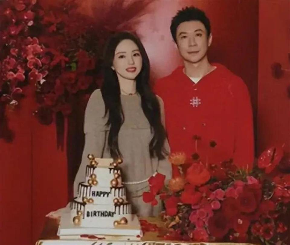 董璇给二婚老公庆生，张维伊都快把董璇给啃了，实在是太夸张了(图4)