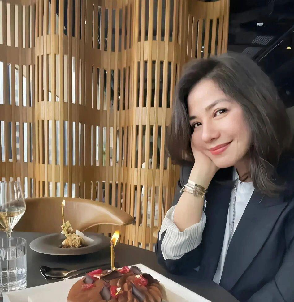 65岁钟楚红近况曝光！老公去世18年未再嫁，现如今一个人把日子过成了诗(图2)