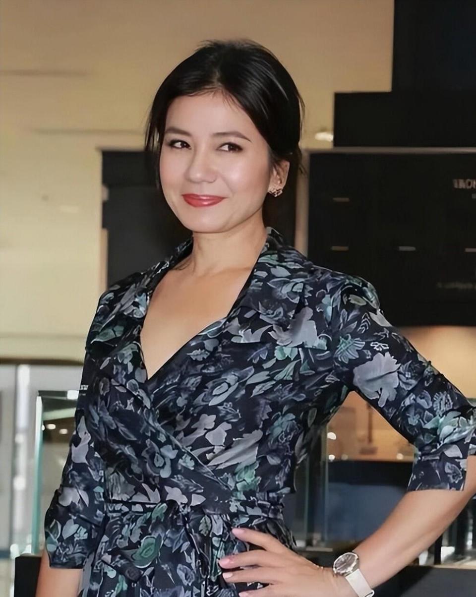 65岁钟楚红近况曝光！老公去世18年未再嫁，现如今一个人把日子过成了诗(图4)