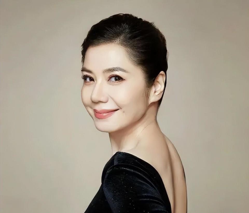 65岁钟楚红近况曝光！老公去世18年未再嫁，现如今一个人把日子过成了诗(图5)