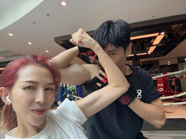 蔡少芬和张晋比肌肉，手臂线条明显有力量感