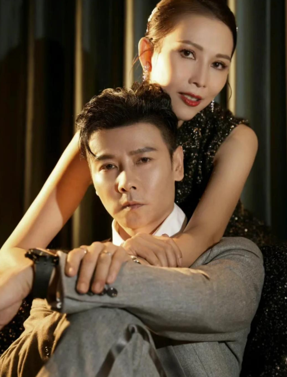 蔡少芬和张晋比肌肉，手臂线条明显有力量感，蒋欣评论区吃狗粮(图3)