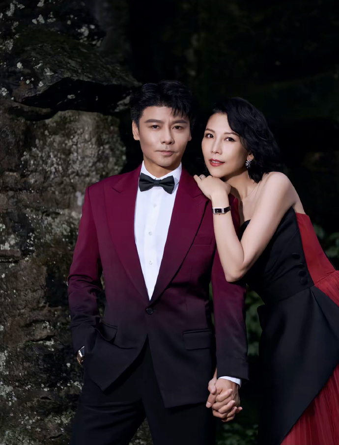 蔡少芬和张晋比肌肉，手臂线条明显有力量感，蒋欣评论区吃狗粮(图4)