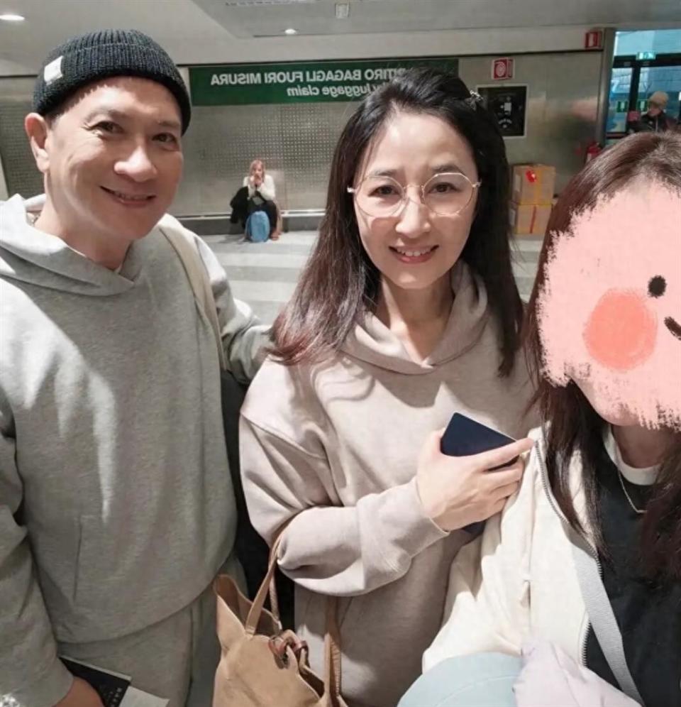 61岁关咏荷与丈夫张家辉穿情侣卫衣，气质