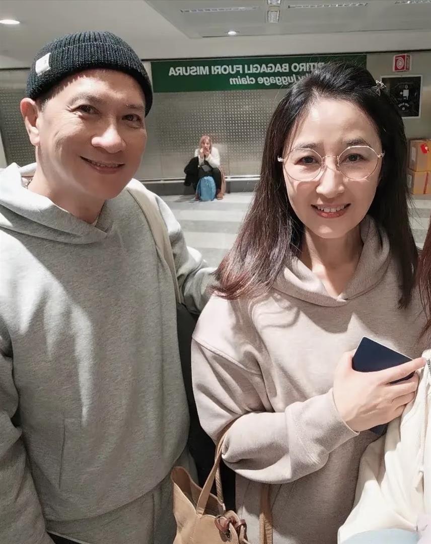 61岁关咏荷与丈夫张家辉穿情侣卫衣，气质特别好，看起来都很年轻(图2)
