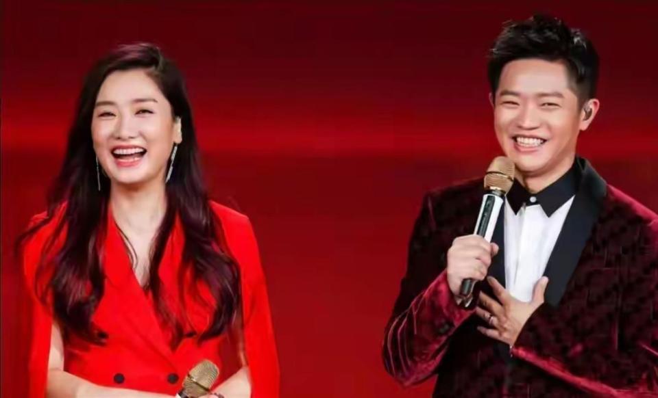 风波仅7个月，官媒高调官宣凤凰传奇喜讯，让王小玮和乐坛沉默了.(图13)