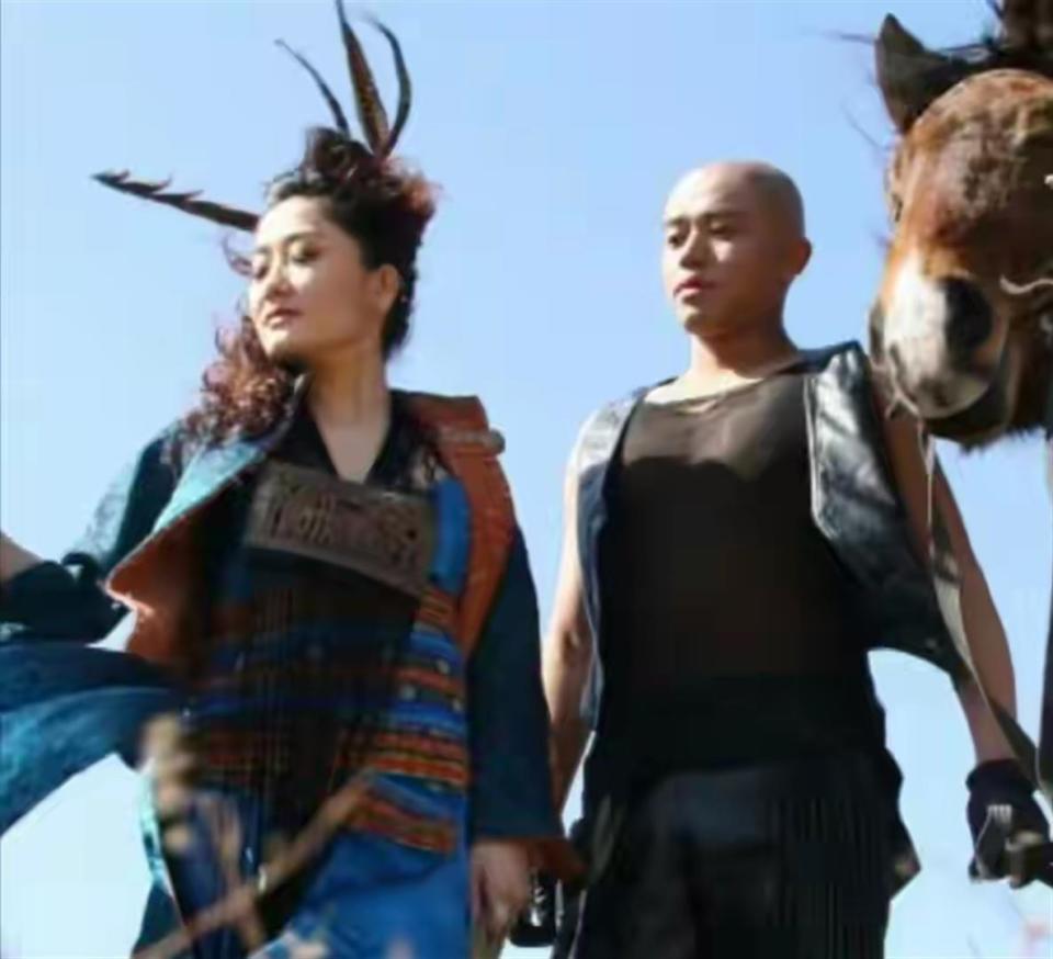 风波仅7个月，官媒高调官宣凤凰传奇喜讯，让王小玮和乐坛沉默了.(图3)