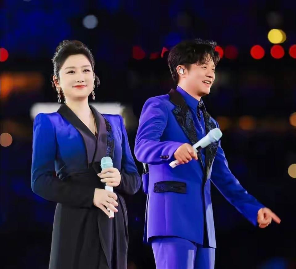 风波仅7个月，官媒高调官宣凤凰传奇喜讯，让王小玮和乐坛沉默了.(图1)