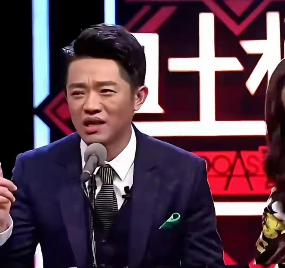 风波仅7个月，官媒高调官宣凤凰传奇喜讯，让王小玮和乐坛沉默了.(图5)