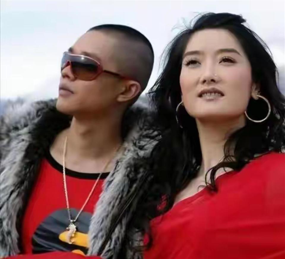 风波仅7个月，官媒高调官宣凤凰传奇喜讯，让王小玮和乐坛沉默了.(图4)