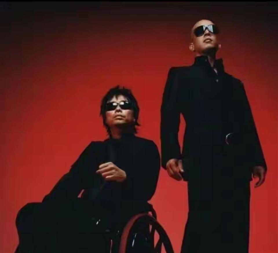 风波仅7个月，官媒高调官宣凤凰传奇喜讯，让王小玮和乐坛沉默了.(图6)