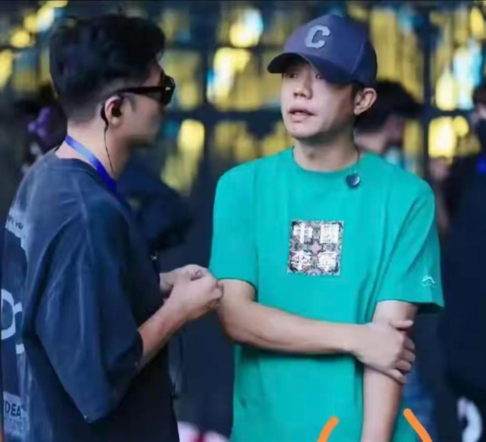 风波仅7个月，官媒高调官宣凤凰传奇喜讯，让王小玮和乐坛沉默了.(图8)