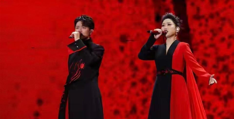 风波仅7个月，官媒高调官宣凤凰传奇喜讯，让王小玮和乐坛沉默了.(图12)