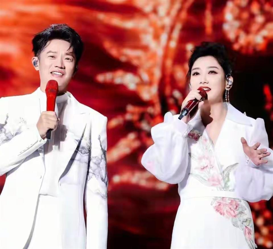 风波仅7个月，官媒高调官宣凤凰传奇喜讯，让王小玮和乐坛沉默了.(图16)