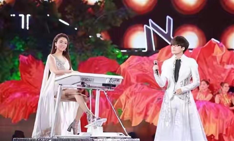 风波仅7个月，官媒高调官宣凤凰传奇喜讯，让王小玮和乐坛沉默了.(图18)