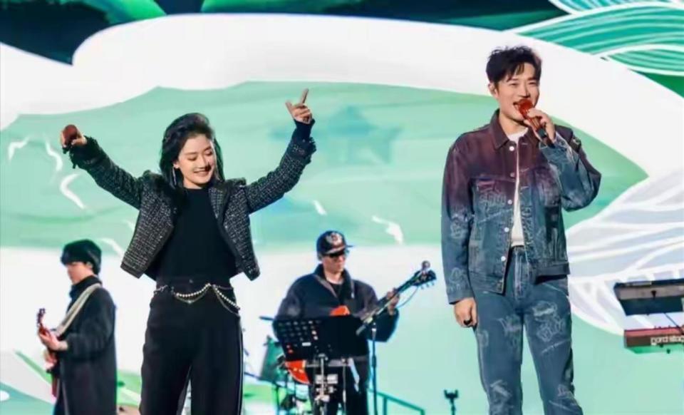 风波仅7个月，官媒高调官宣凤凰传奇喜讯，让王小玮和乐坛沉默了.(图21)