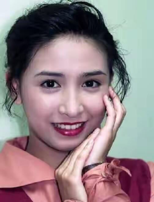 56岁吴婉芳简直冻龄美人，嫁百亿富豪独宠30年，儿媳是霍启刚堂妹(图1)