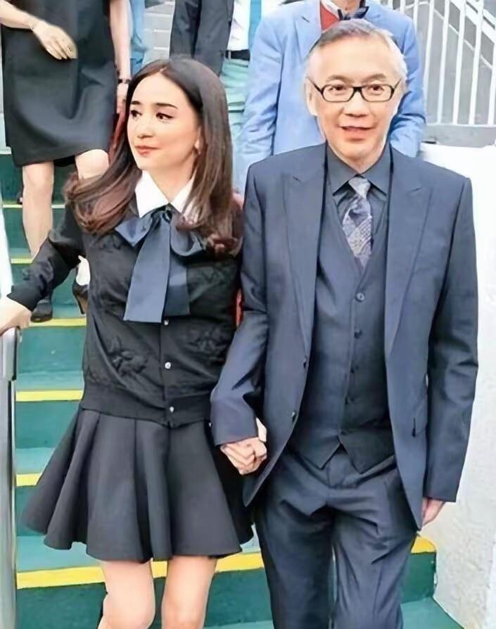 56岁吴婉芳简直冻龄美人，嫁百亿富豪独宠30年，儿媳是霍启刚堂妹(图5)