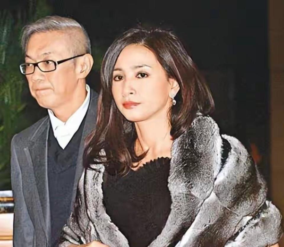 56岁吴婉芳简直冻龄美人，嫁百亿富豪独宠30年，儿媳是霍启刚堂妹(图4)