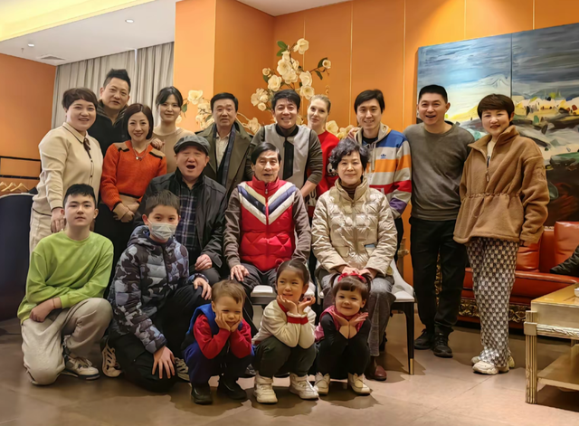 撒贝宁龙凤胎照曝光！千分之一的概率，却长得像一个模子刻的？(图4)