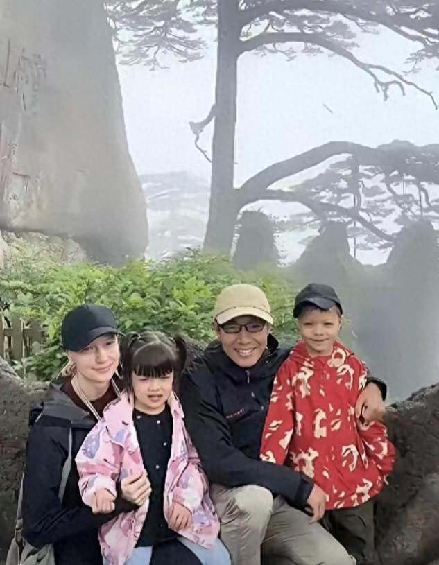 撒贝宁龙凤胎照曝光！千分之一的概率，却长得像一个模子刻的？(图1)