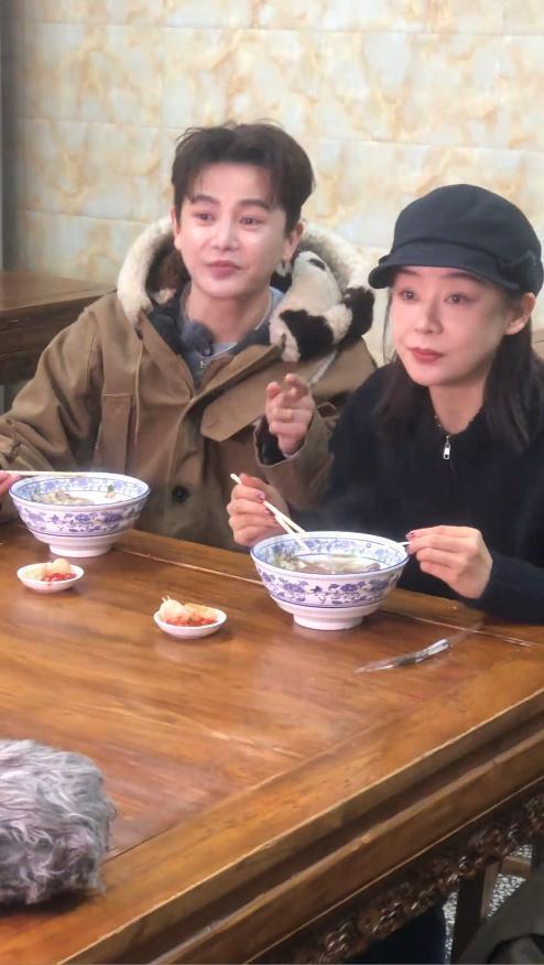 袁姗姗线下被偶遇，穿大棉袄坐路边吃面，生图五官立体但有姨味(图9)