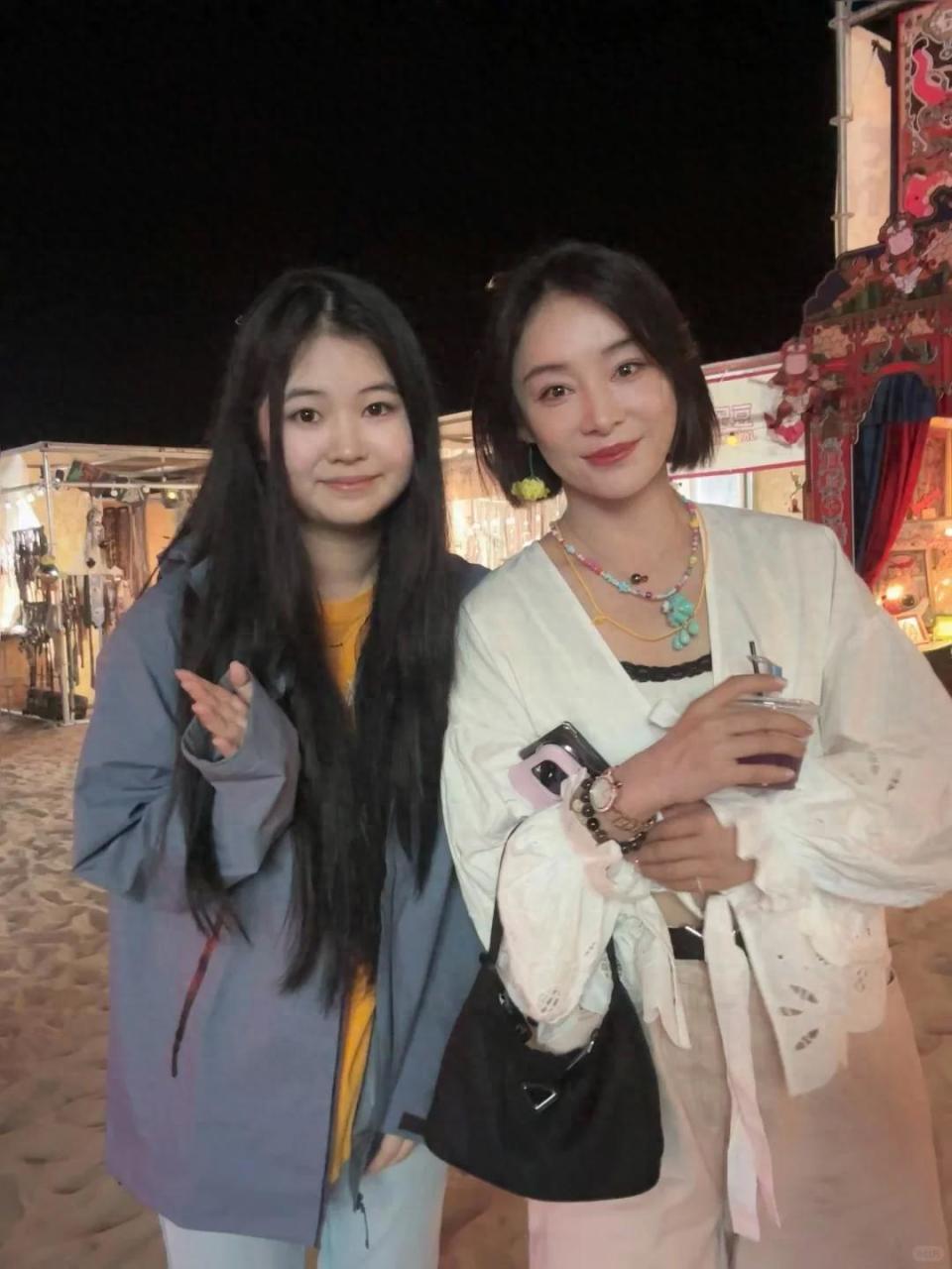 袁姗姗线下被偶遇，穿大棉袄坐路边吃面，生