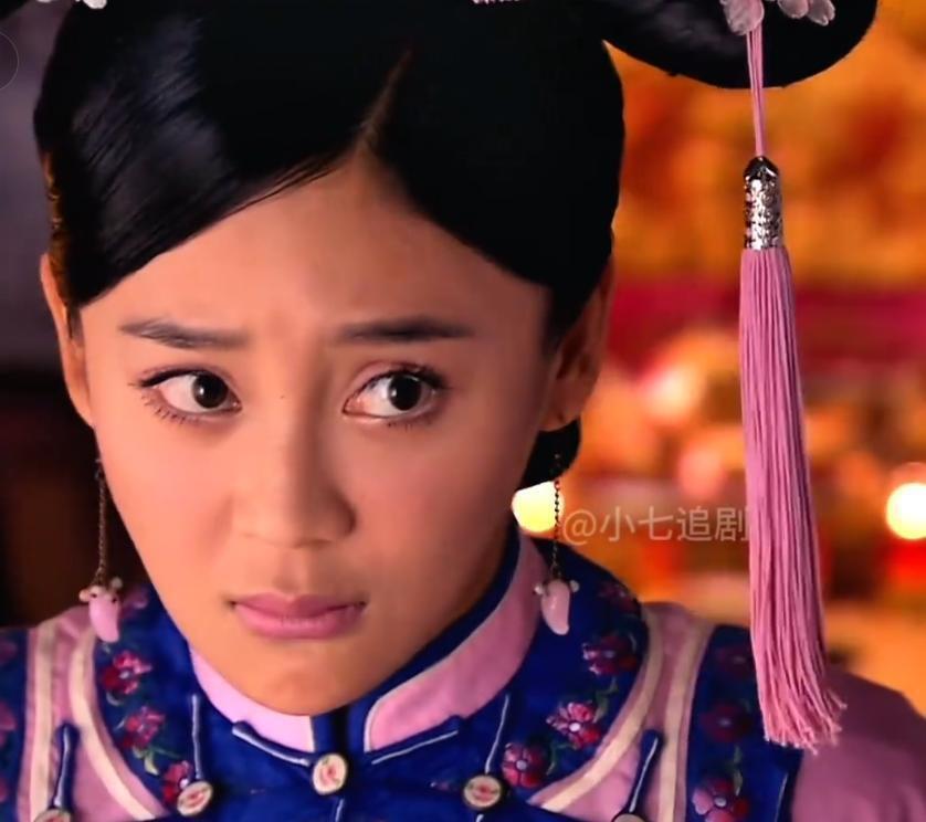 袁姗姗线下被偶遇，穿大棉袄坐路边吃面，生图五官立体但有姨味(图4)