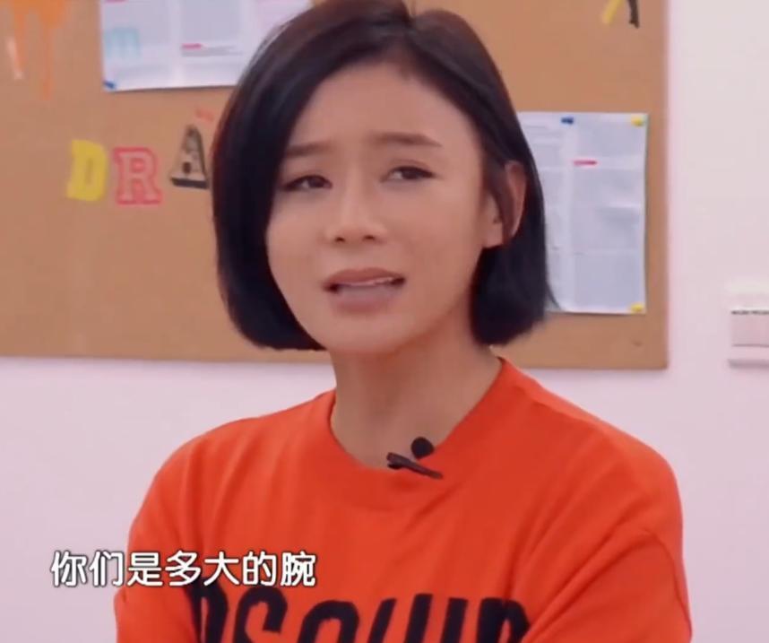 袁姗姗线下被偶遇，穿大棉袄坐路边吃面，生图五官立体但有姨味(图5)