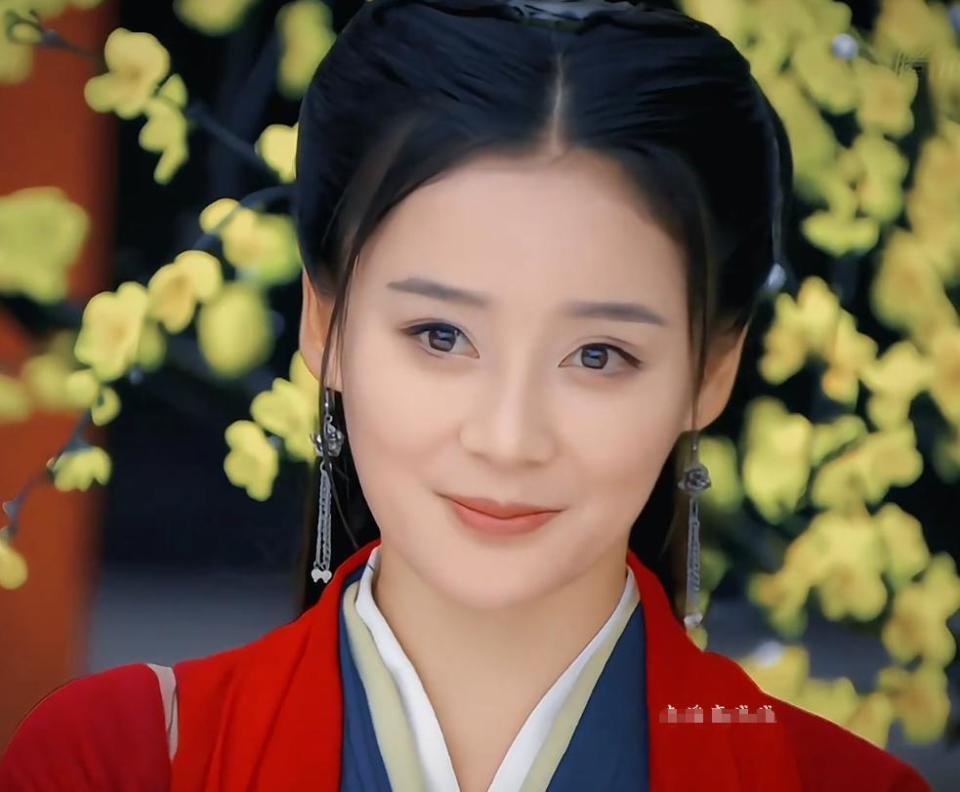 袁姗姗线下被偶遇，穿大棉袄坐路边吃面，生图五官立体但有姨味(图3)