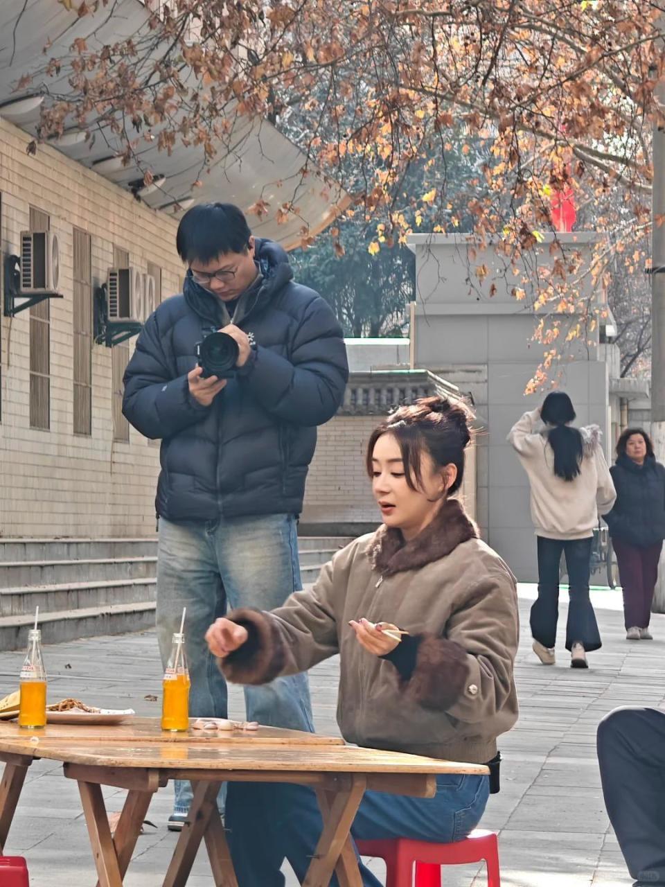 袁姗姗线下被偶遇，穿大棉袄坐路边吃面，生图五官立体但有姨味(图8)