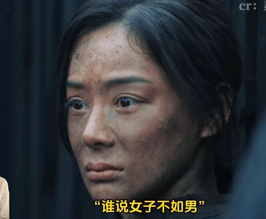 袁姗姗线下被偶遇，穿大棉袄坐路边吃面，生图五官立体但有姨味(图6)