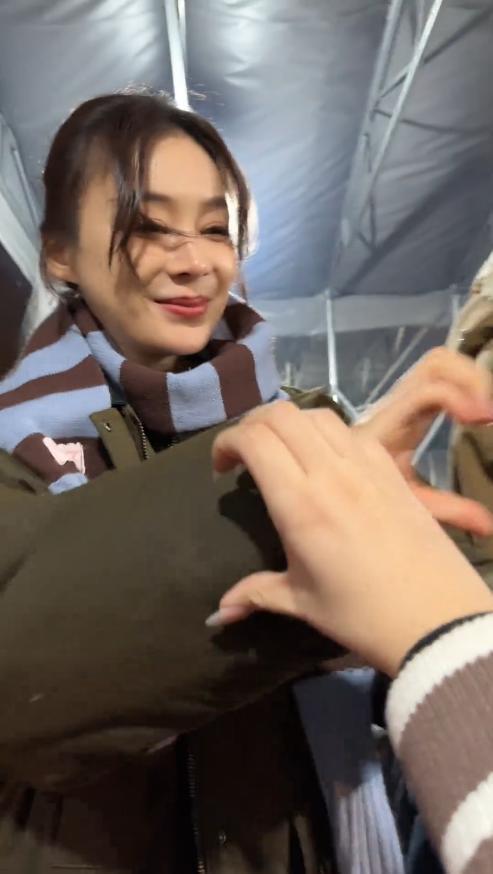 袁姗姗线下被偶遇，穿大棉袄坐路边吃面，生图五官立体但有姨味(图11)