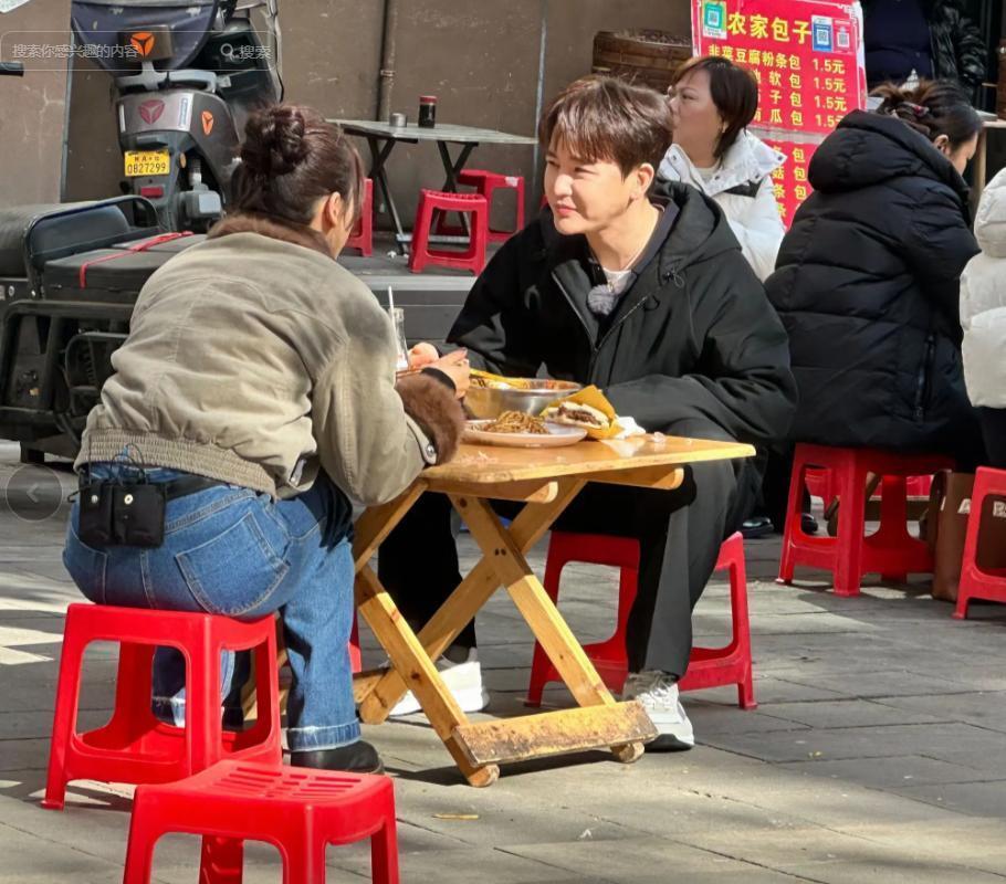 袁姗姗线下被偶遇，穿大棉袄坐路边吃面，生图五官立体但有姨味(图10)