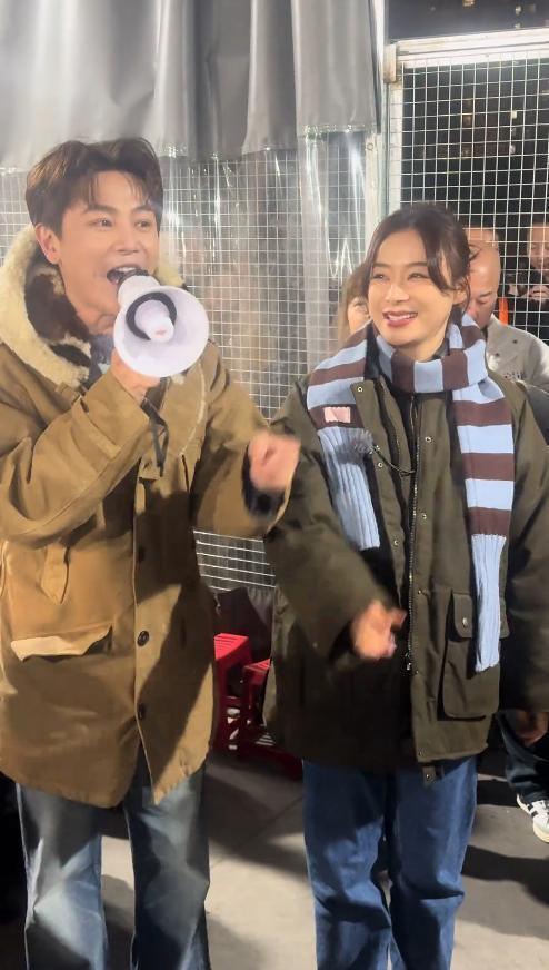 袁姗姗线下被偶遇，穿大棉袄坐路边吃面，生图五官立体但有姨味(图13)