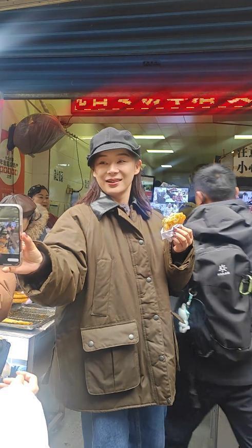袁姗姗线下被偶遇，穿大棉袄坐路边吃面，生图五官立体但有姨味(图14)