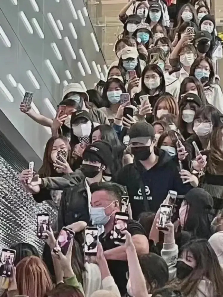 钱再多有什么用？35岁成毅的遭遇，彻底暴露一个“小圈子”的恶俗(图13)