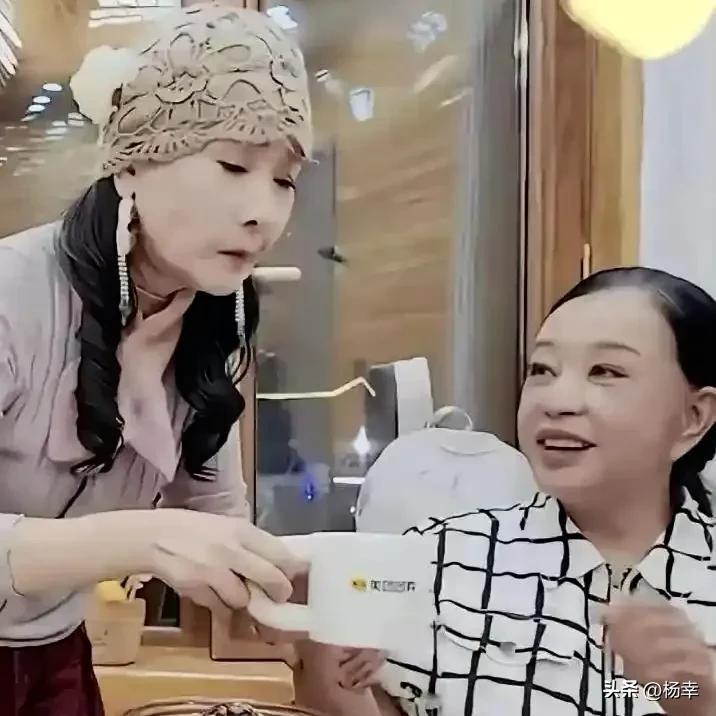 75岁刘晓庆当众扯下假发！坦然面对衰老，活得比谁都飒(图2)