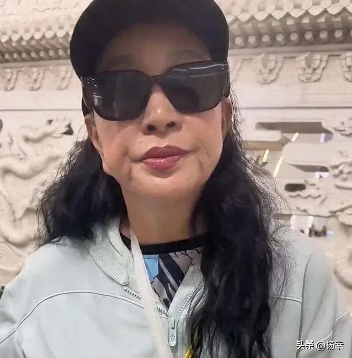 75岁刘晓庆当众扯下假发！坦然面对衰老，活得比谁都飒(图4)