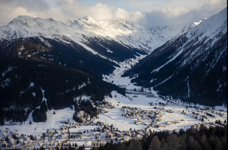 美媒：特朗普令全球秩序崩坏，政商精英却争相随他奔赴达沃斯(图1)