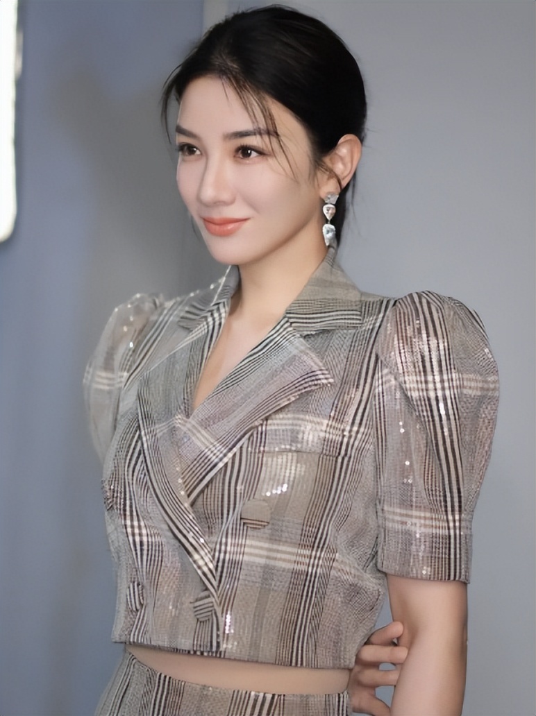 赢了官司输了人生，两婚两离至今单身的黄奕，证明陈妍希说的没错(图15)