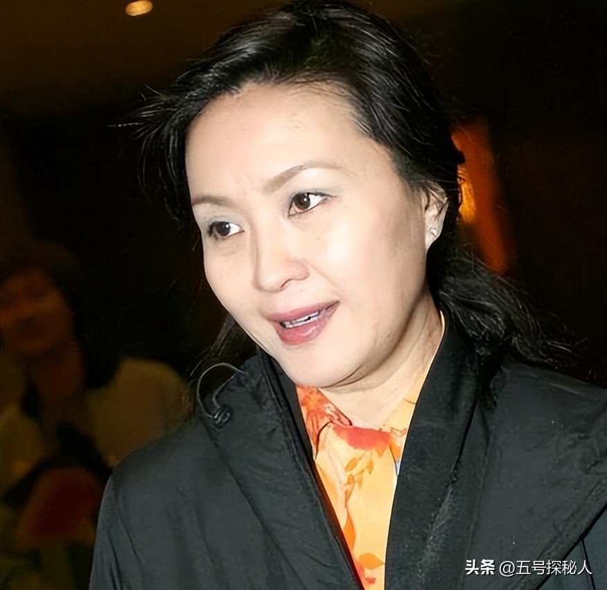 有一种“恋爱脑”叫方舒，遭两任丈夫抛弃的她，如今混迹在社区(图2)