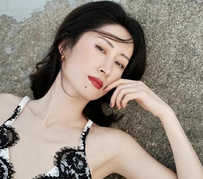 官媒亲宣！49岁刘敏涛传来喜讯，事实证明，靳东当初的评价没说错(图1)