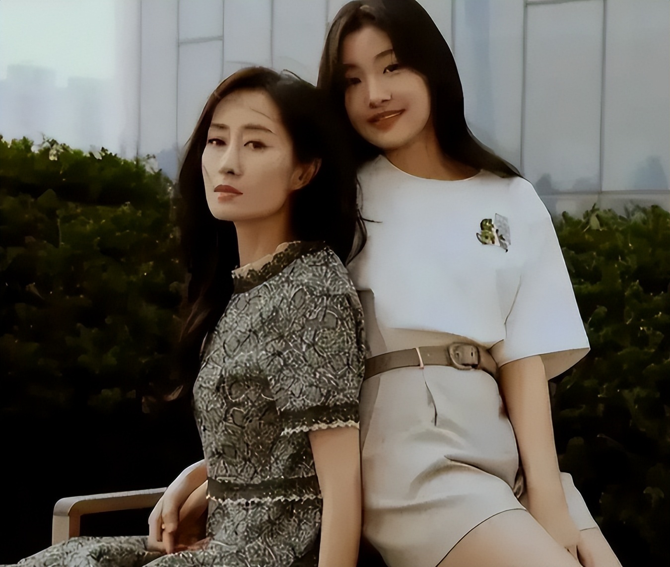 官媒亲宣！49岁刘敏涛传来喜讯，事实证明，靳东当初的评价没说错(图22)