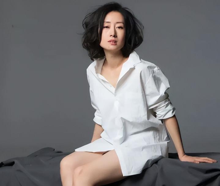 官媒亲宣！49岁刘敏涛传来喜讯，事实证明，靳东当初的评价没说错(图15)