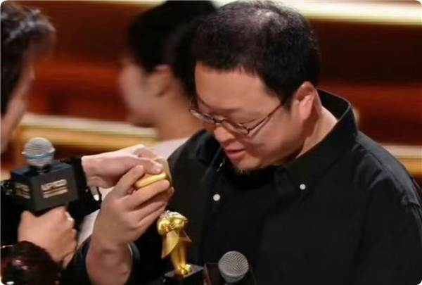 罗永浩被禁言后现身B站颁奖典礼 获年度新人奖 并上台发表感言(图2)