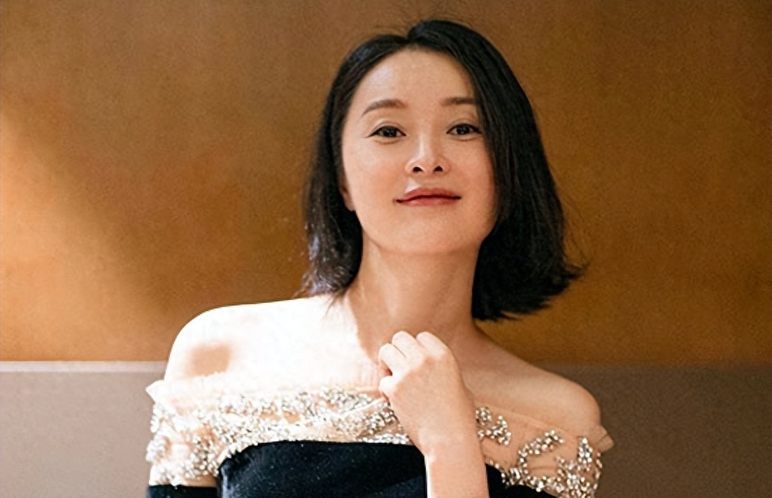 没想到，51岁“不婚不育”的吴越，已经走