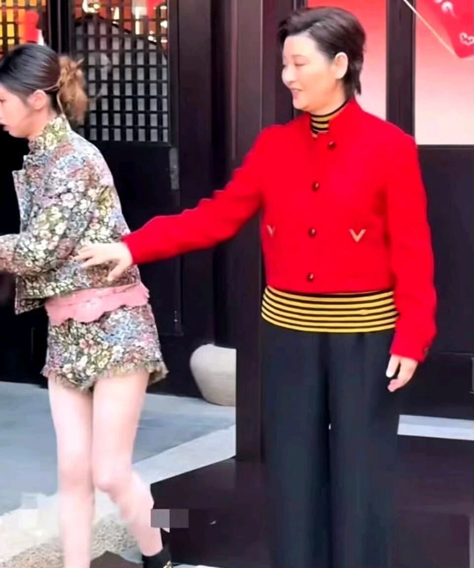 徐帆带徐朵参加活动，3次想牵女儿手均被拒绝！徐朵发文回应质疑(图4)